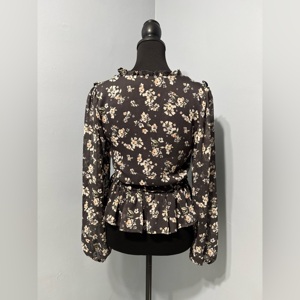 ASTR Ruffle Wrap Front Floral Chiffon Long Sleeve Peplum Blouse Grey Peach XS - Picture 4 of 11